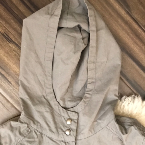 Gray rain coat. - Picture 4 of 6